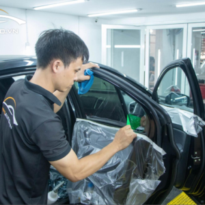 Kỹ thuật viên thi công dán phim cách nhiệt cho xe hơi