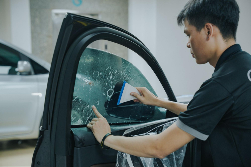 Kỹ thuật viên thi công dán phim cách nhiệt xe Hyundai Starex