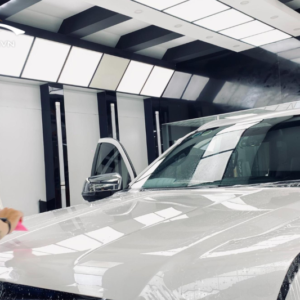 Kỹ thuật viên thi công dán phim PPF xe Ford Everest