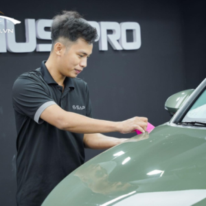 Kỹ thuật viên thi công dán PPF cho xe ô tô tại PROAUTO.VN