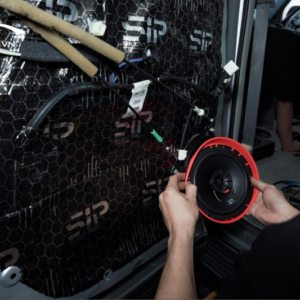 Kỹ thuật viên thi công độ âm thanh xe Toyota Highlander