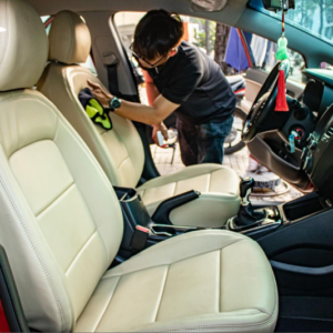 Kỹ thuật viên thi công đổi màu nội thất xe Kia Soluto