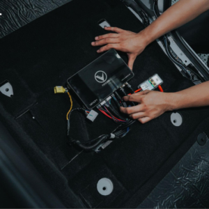 Kỹ thuật viên thi công lắp ampli xe Ford Ranger 