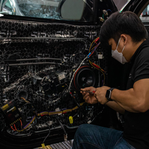 Kỹ thuật viên thi công lắp loa cho ô tô