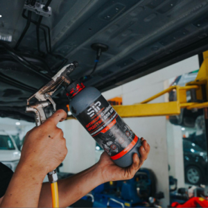 Kỹ thuật viên thi công xịt phủ gầm xe Volkswagen Viloran