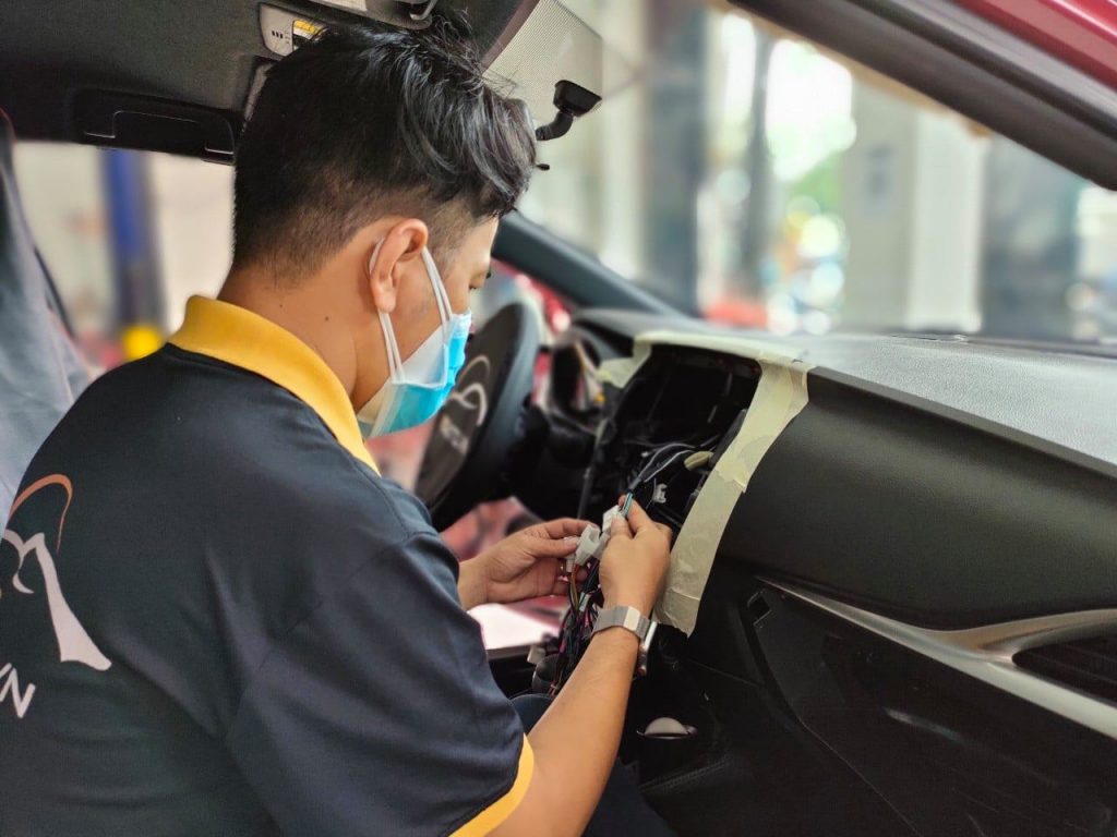 Kỹ thuật viên lắp camera