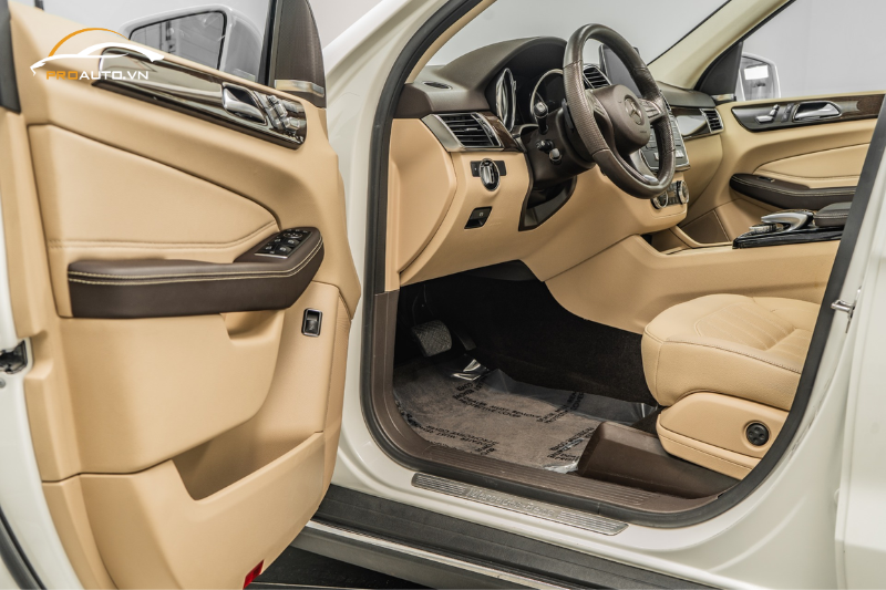 Lý do chủ xe Mercedes GLE chọn đổi màu nội thất
