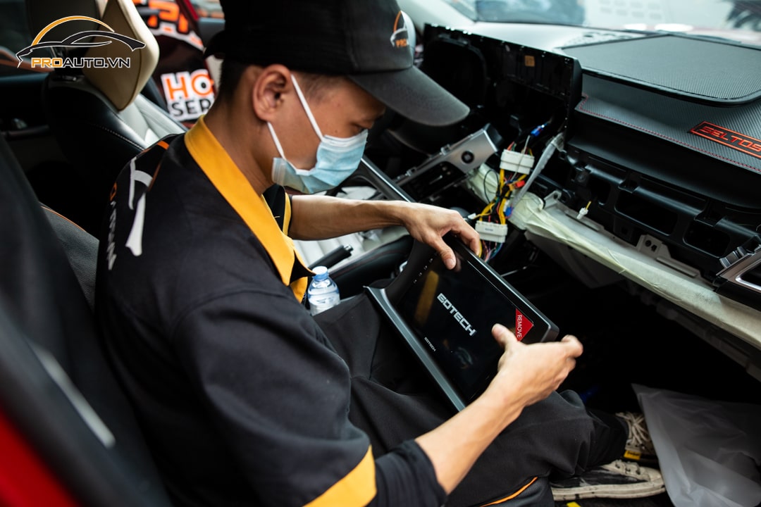 Thi công lắp đặt màn hình Android Gotech tại Proauto.vn