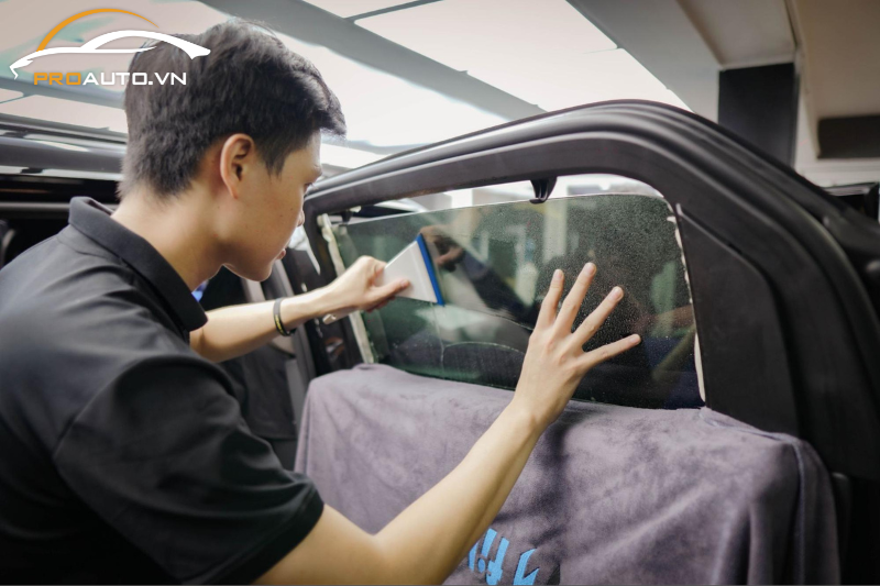 Quy trình dán phim cách nhiệt xe Isuzu D-max tại PROAUTO.VN