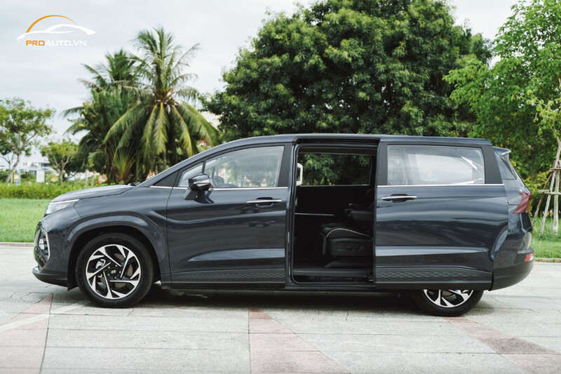 Thân xe Hyundai Custin 2024 đậm chất MPV gia đình