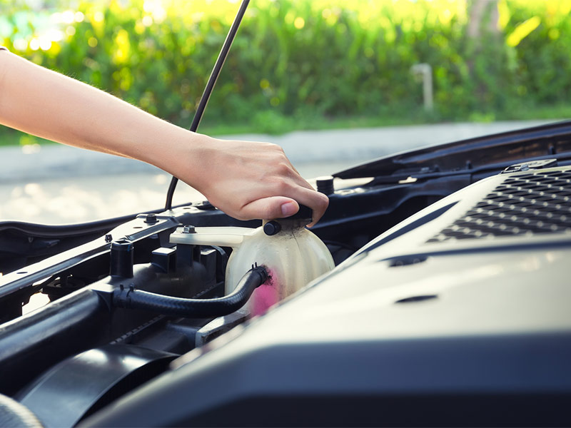 Thay nước làm mát động cơ là nhiệm vụ chủ xe cần thực hiện định kỳ