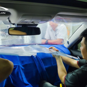 thi cong dan phim cach nhiet cho kinh lai xe o to 2