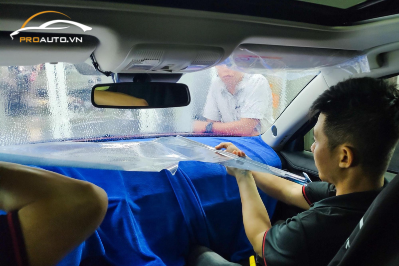 Thi công dán phim cách nhiệt cho kính lái xe ô tô 