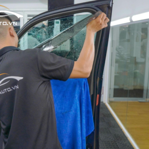 Thi công dán phim cách nhiệt cho xe hơi