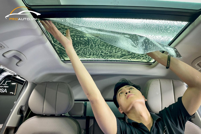 Thi công dán phim cách nhiệt cho xe hơi