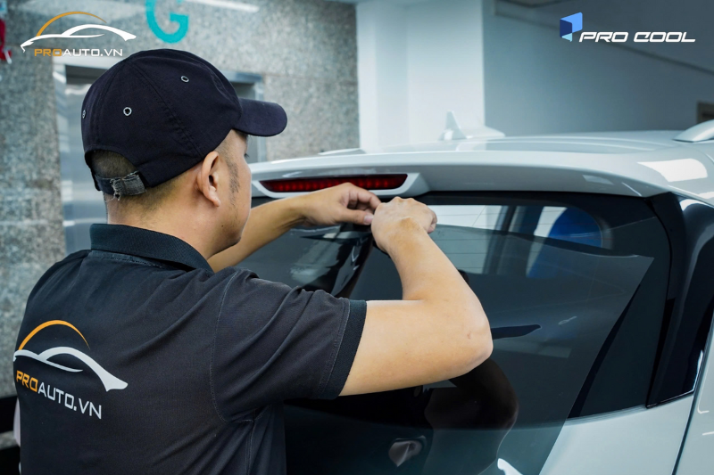 Thi công dán phim cách nhiệt xe Mazda CX-5 cần kỹ thuật cao