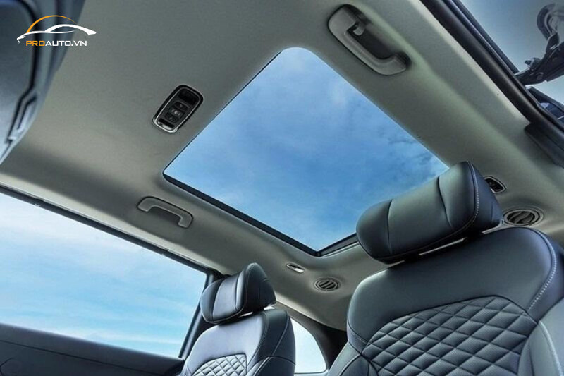 Trần xe tích hợp cửa sổ trời toàn cảnh tạo không gian thoáng đãng