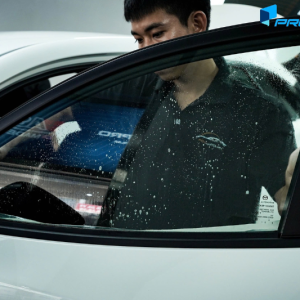 Vị trí kính sườn trước dán phim cách nhiệt xe Kia Rondo