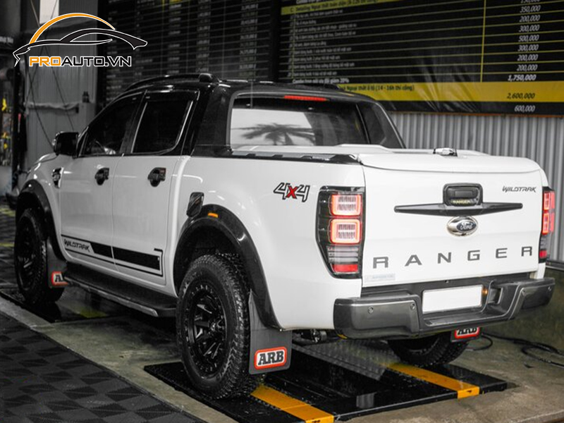 Dán wrap đổi màu cho xe Ford Ranger