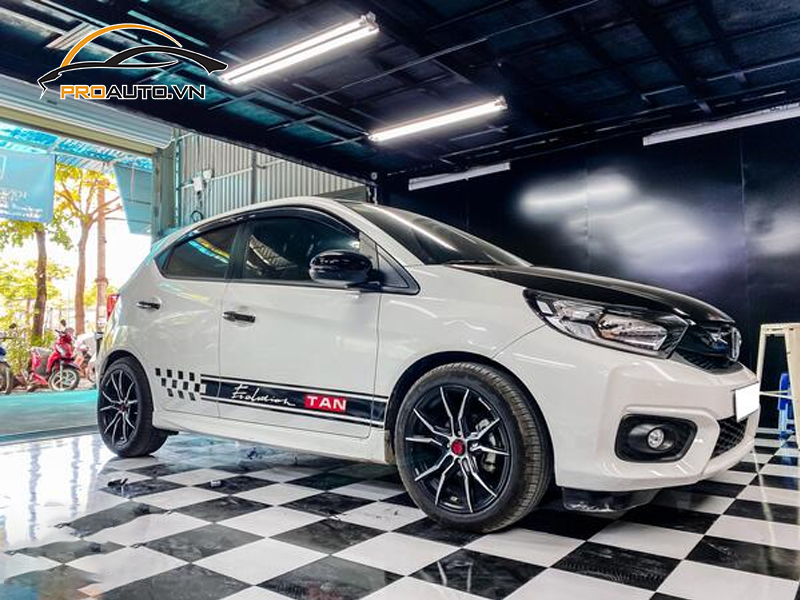 Dán wrap đổi màu xe Honda Brio