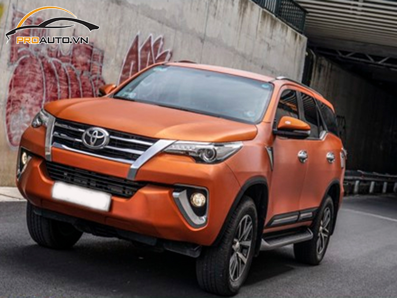 Dán wrap đổi màu xe Toyota Fortuner