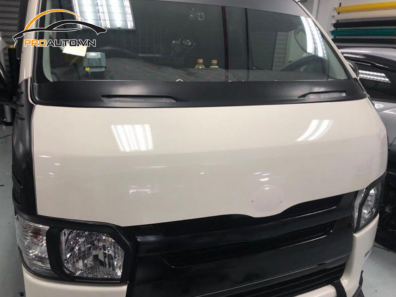 Dán wrap đổi màu xe Toyota Granvia