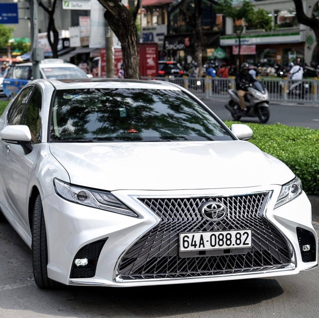 Xe Toyota Camry độ Lexus