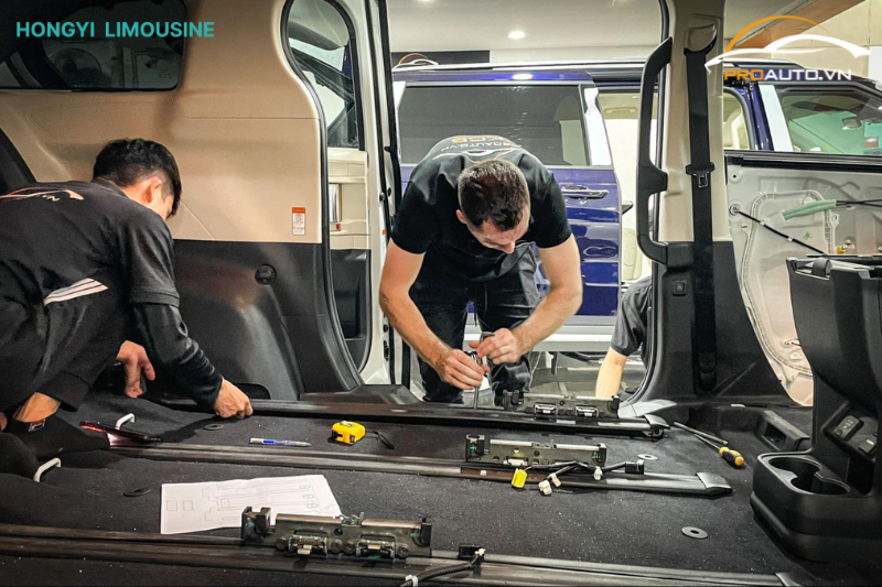 Chuyên gia kiểm tra quá trình thi công ghế limousine