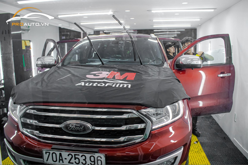 Dán phim cách nhiệt 3M cho xe Ford Everest