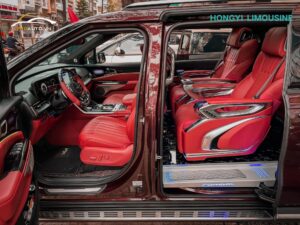 Độ limousine màu đỏ đô cho xe Kia Carnival