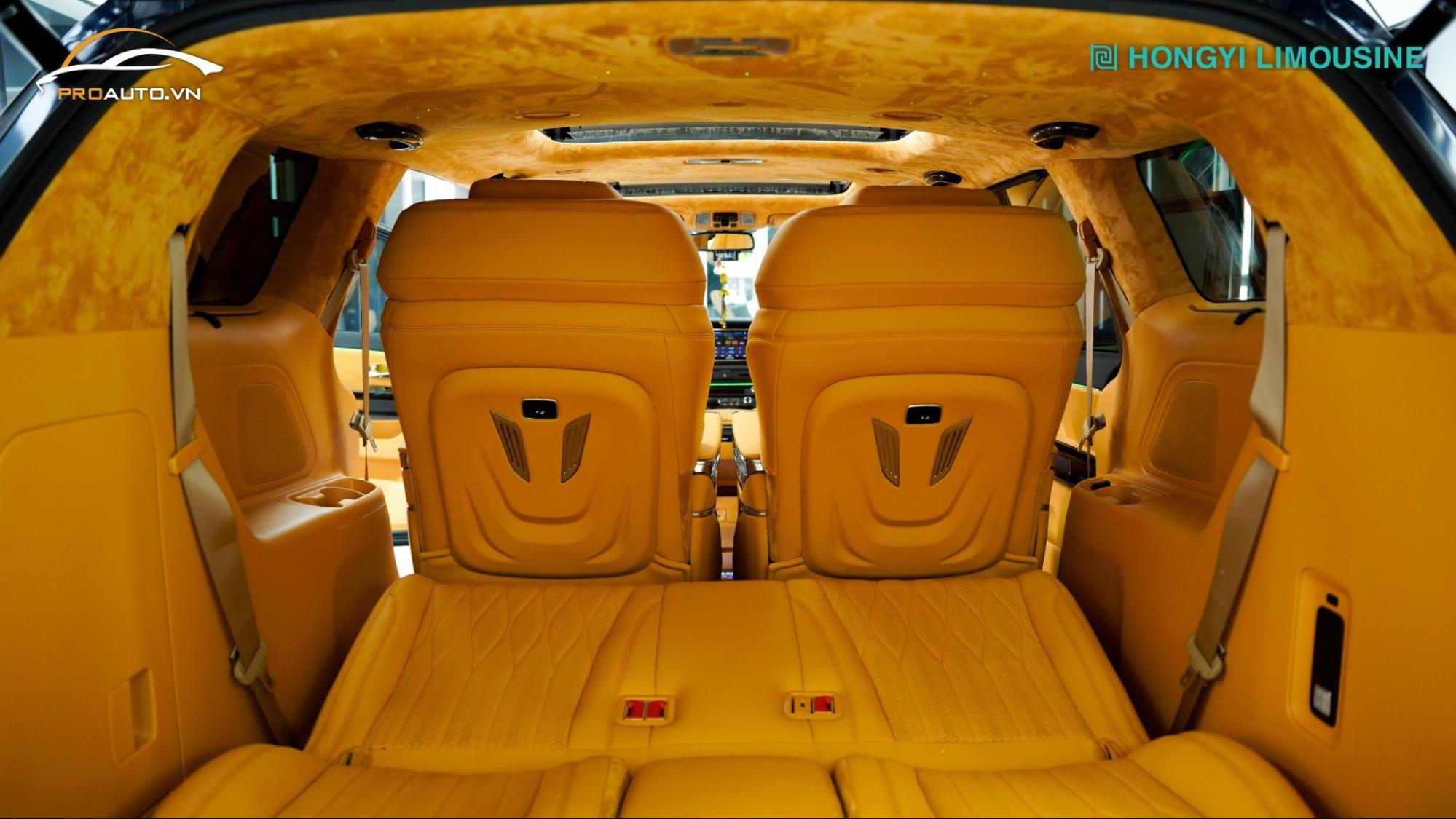 Hình ảnh nội thất Kia Carnival màu vàng