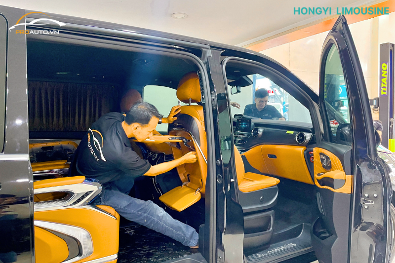 Kỹ thuật viên lắp đặt ghế Hongyi limousine cho Kia Carnival