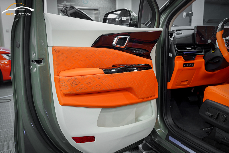 Bọc da tapi cửa xe Kia Carnival 2024