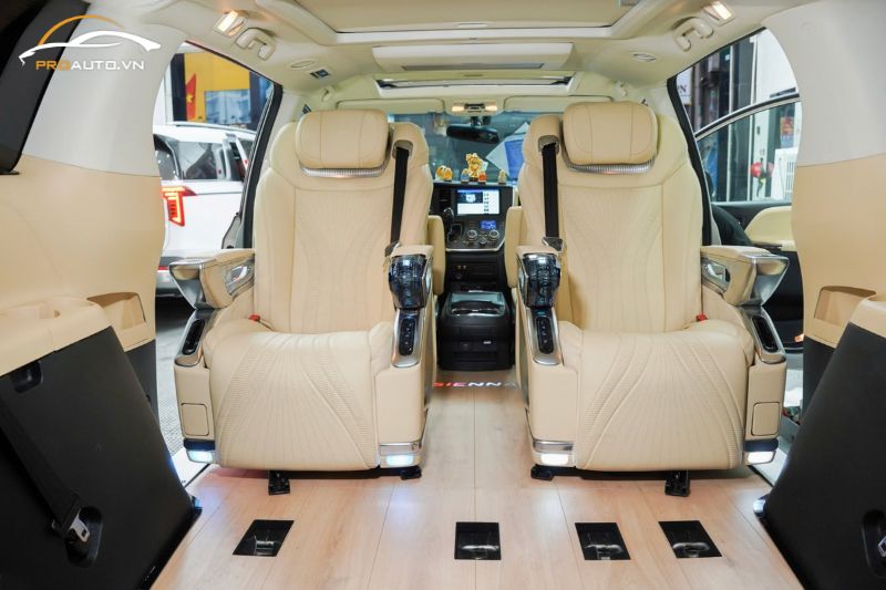 Độ limousine thương hiệu Hongyi trên xe Kia Carnival 2025