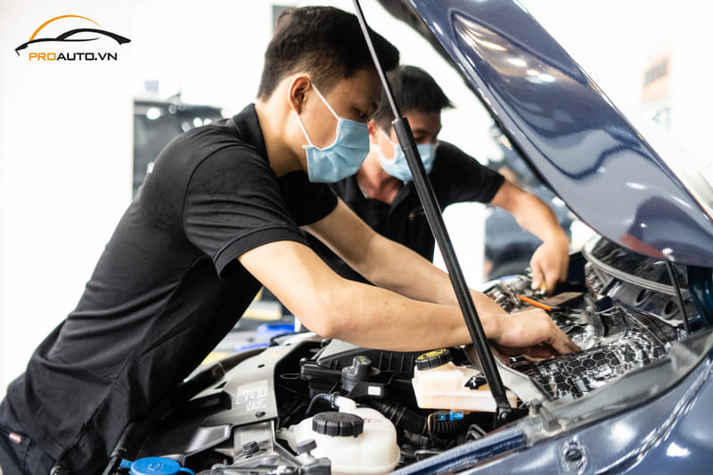 Kỹ thuật viên thi công dán cách âm chống ồn xe Vinfast VF3
