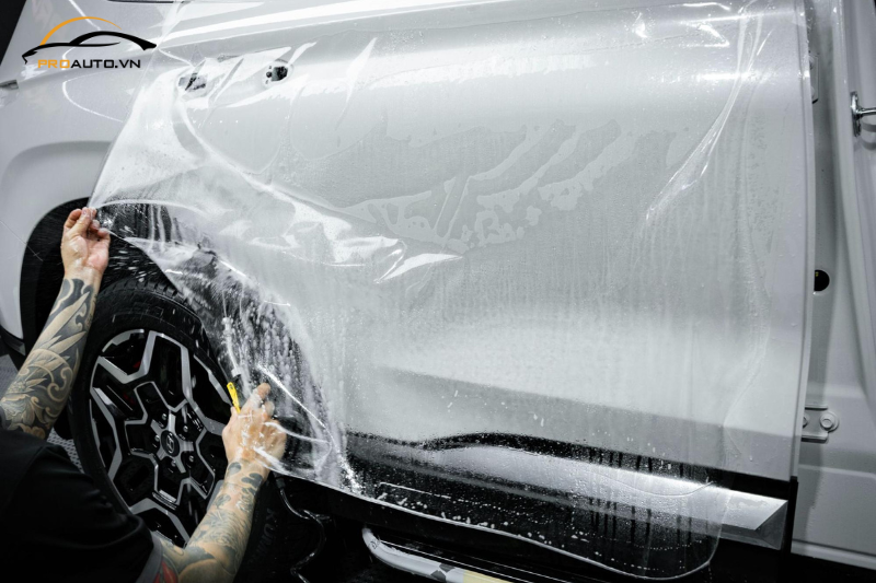 Dán PPF - Lớp phim trong suốt bảo vệ sơn xe khỏi trầy xước