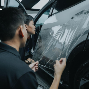 Kỹ thuật viên dán PPF cho xe hơi tại PROAUTO.VN