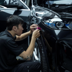 Kỹ thuật viên thi công dán phim PPF xe BMW X5 tại PROAUTO.VN