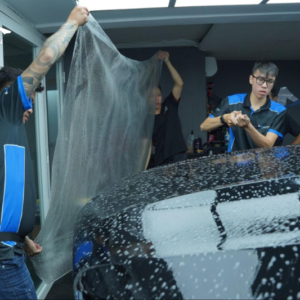 Mỗi quy trình dán PPF đều được kỹ thuật viên thi công tỉ mỉ