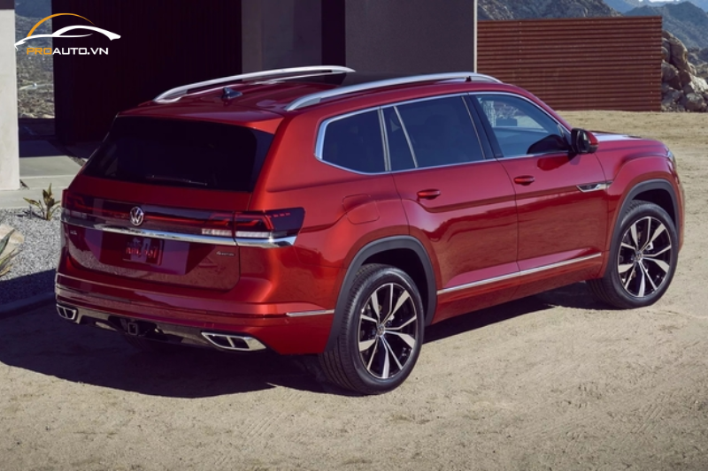 Trên mui xe, thanh giá nóc được bố trí thêm để tăng khả năng chở đồ