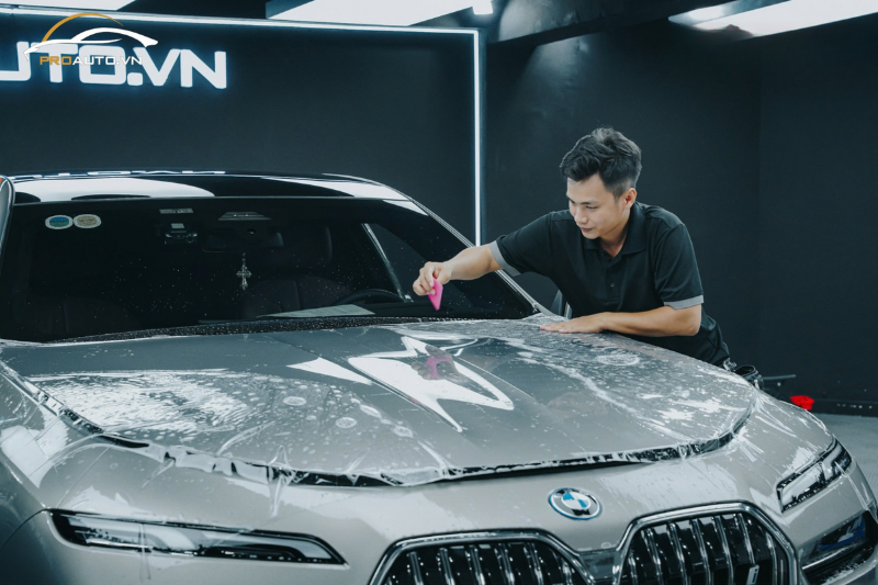 Kỹ thuật viên thi công dán PPF 3M chuyên nghiệp