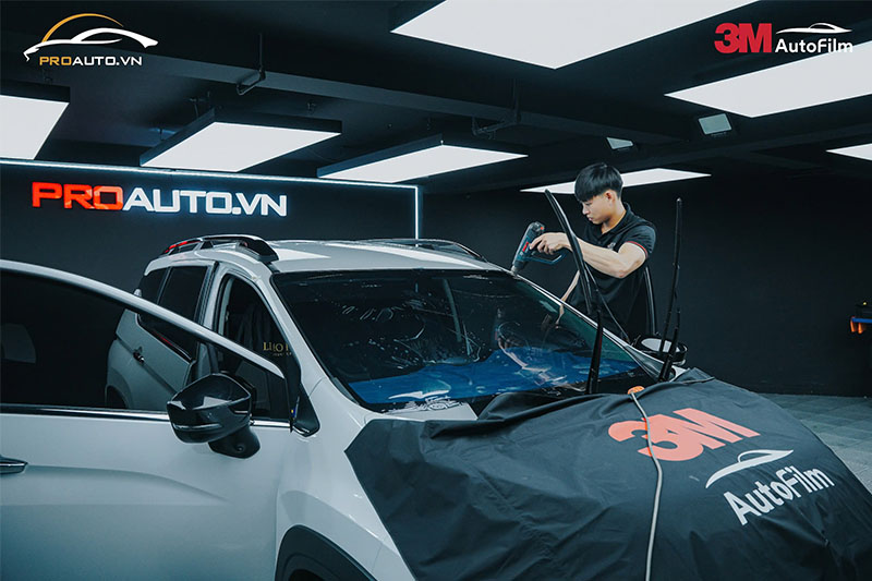 Thi công dán phim cách nhiệt xe Mitsubishi Xpander chính hãng