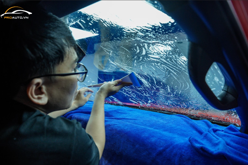 Dụng cụ chuyên dùng khi dán phim cách nhiệt xe ô tô chính hãng tại PTOAUTO.VN