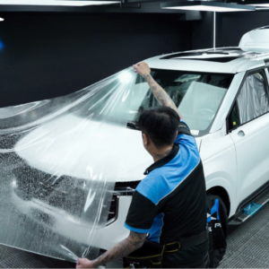 Giá film 3M - Kỹ thuật viên thi công dán film 3M cho xe ô tô