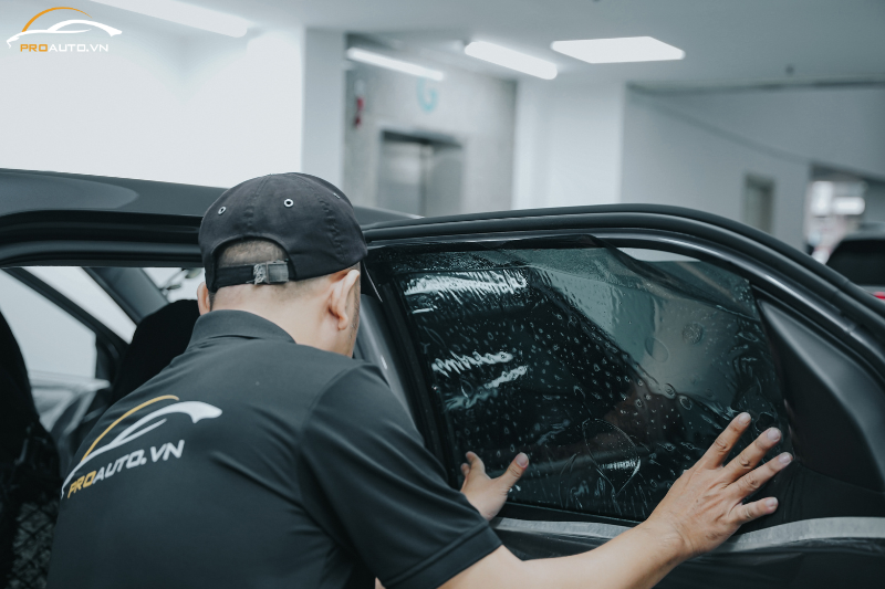 Hình ảnh dán phim cách nhiệt ô tô chính hãng tại PROAUTO.VN