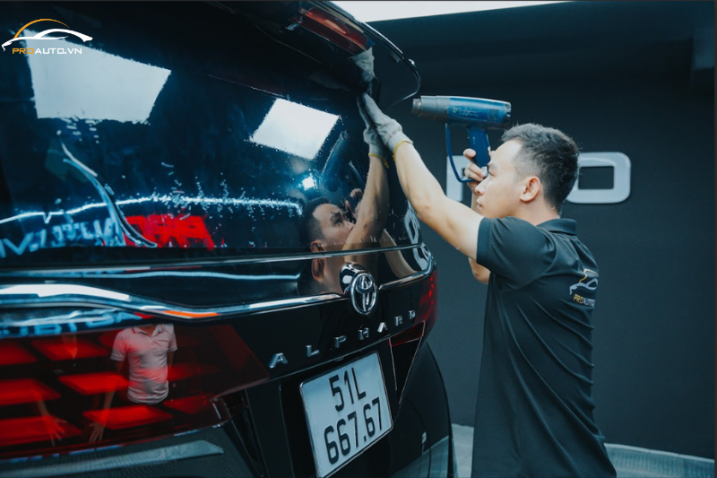 Hình ảnh thi công dán phim cách nhiệt ô tô chính hãng tại PROAUTO.VN