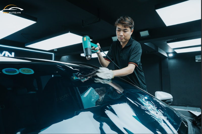 Kỹ thuật viên chuyên nghiệp dán phim cách nhiệt 3M và Sungard ô tô tại PROAUTO.VN