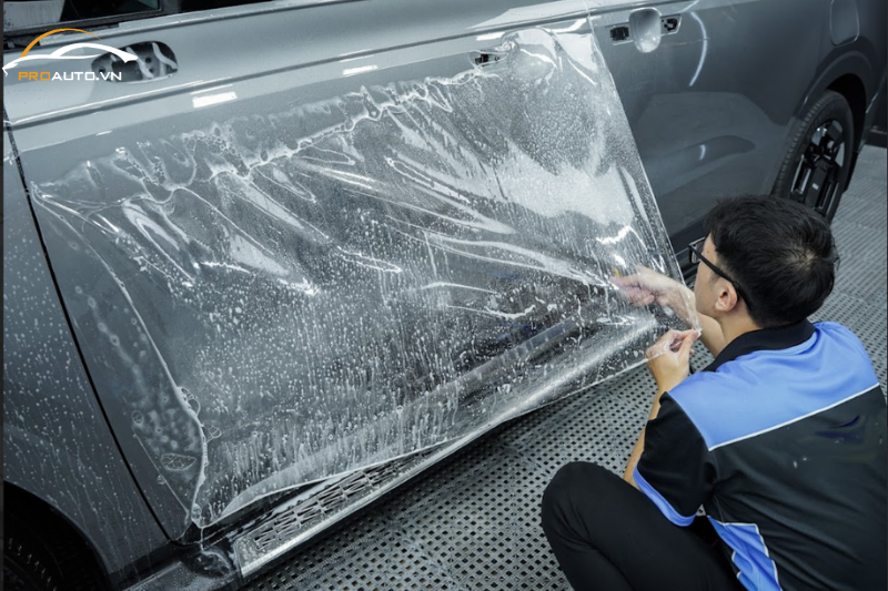 Kỹ thuật viên chuyên nghiệp dán PPF 3M và Xpel chính hãng tại PROAUTO.VN