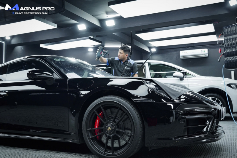 Kỹ thuật viên thi công dán phim cường lực Magnus Pro chuyên nghiệp