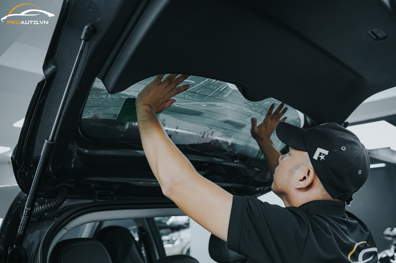 Quá trình dán phim cách nhiệt ô tô chính hãng tại PROAUTO.VN